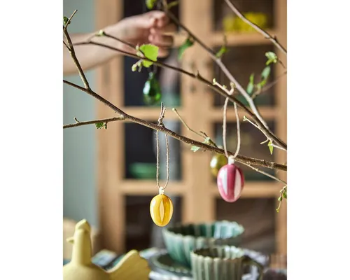 Bunte Ostereier aus Glas - Gestreift - Mundgeblasene Glaseier in frischen Frühlingsfarben und eleganten Streifen. Ideal für eine individuelle Osterdekoration oder als charmantes Geschenk. Set mit drei kreativen Farben: Gelb, Grün und Rosa.