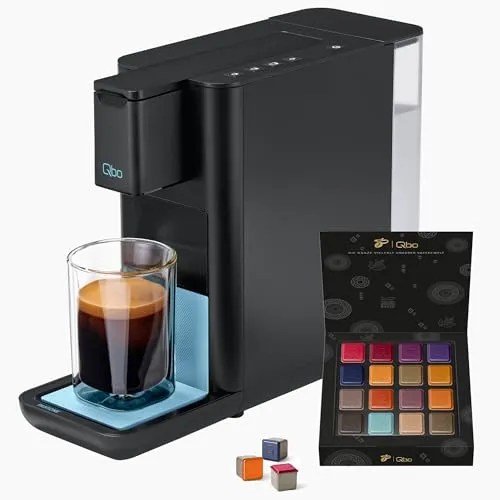 Tchibo Qbo ICONIC Pantone™ Premium Kapselmaschine - Kaffeekapselmaschinen, kompaktes Design in Sky Blue, patentierte PressBrew Technologie für samtige Crema und intensiven Geschmack mit 7,5g Premium-Kaffee pro Kapsel.