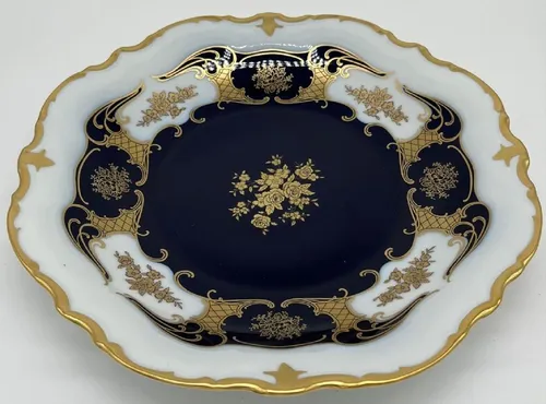 Casa Padrino Luxus Barock Porzellan Teller Ø 33 cm - Dekorative Platte aus hochwertigem Porzellan in elegantem Weiß, Dunkelblau und Gold – ein echter Blickfang für festliche Anlässe.