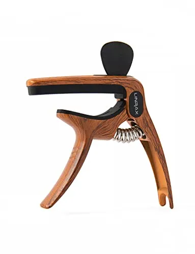 Linrax C1 Kapodaster Capo, 3 in 1 Capodaster mit Plektren Halter und Bridge Pin Puller, Gitarre Kapo für Akustikgitarre E-Gitarre Bass Ukulele Banjo Mandoline, Gitarren Zubehör, Holzmaserung
