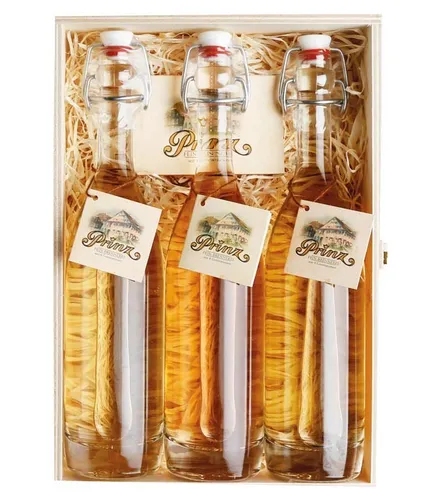 Prinz Geschenk Set Altes Trio - Entdecken Sie das Prinz Geschenk Set Altes Trio mit Alte Williamsbirne, Alte Marille & Alte Wald-Himbeere in einer stilvollen Holzkiste. Ideal für besondere Anlässe oder als exquisites Geschenk! 3 x 0,2l.