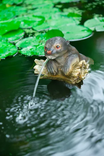 Ubbink Wasserspeier Otter - Teichdekoration mit charmantem Otter-Design, schwimmt auf dem Wasser und sorgt für eine maximale Fördermenge von 900 l/h für Ihren Garten.