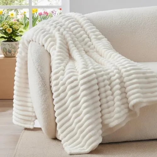 BEDELITE Kuscheldecke Flauschig Decke 150x200 - weiche XL Flanell Decken Elfenbein Weiß für Couch, Deko Streifen Cord Fleecedecke Weiss als Couch Überwurf für Wohnzimmer, Twin Blanket Wide Use