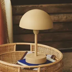 Nordlux Ellen To-Go Akkuleuchte - Tragbare Tischleuchte mit 300lm - Tischleuchten mit skandinavischem Design, ideal für Innen- und Außenbereiche. Die tragbare Ellen To-Go bietet Flexibilität und stilvolle Beleuchtung überall.