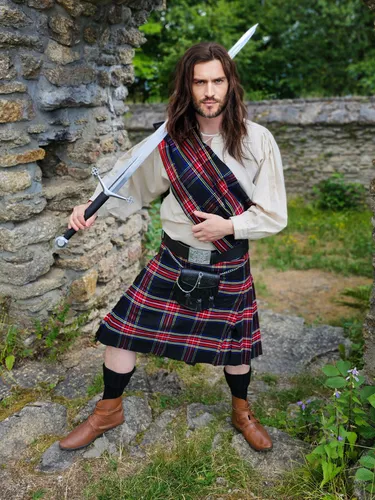 Schottenrock 8 Yard Kilt Black Stewart Tartan XXL - Traditioneller 8 Yard Kilt im Black Stewart Tartan, mit großzügigen Falten und angenehmem Tragegefühl. Ideal für besondere Anlässe oder kulturelle Events.
