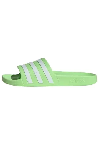 ADIDAS Herren Badeslipper Aqua adilette - Badeschuhe mit weicher Dämpfung für optimalen Komfort nach dem Workout, im stylishen Minimalismus und mit dem ikonischen adidas 3-Streifen-Design.