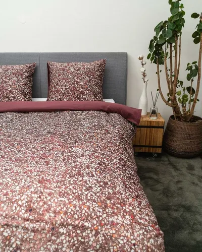 Kayori Baumwoll-Bettwäsche Sato in Rot, 135x200+80x80cm - Bettwäsche aus hochwertiger Pima-Baumwolle, superweich und langlebig. Verspielt im Terrazzodesign mit einem einfarbigen gelben Rücken – ideal für ein stilvolles Schlafzimmer.