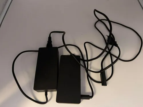 Microsoft Surface Dock 1661 - Docking Station mit GigE - Weiteres Notebook-Zubehör, verwandelt dein Surface in eine Desktop-Arbeitsstation mit vielseitigen Anschlussmöglichkeiten und einfacher Plug-and-Play-Handhabung.