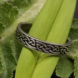 Drachensilber keltischer Ring aus 925 Sterlingsilber - Eleganter keltischer Bandring aus 925 Sterlingsilber, 5mm breit. Mit einem einzigartigen Knoten-Design, das durch die schwarze Patina eindrucksvoll zur Geltung kommt. Ideal als Partnerring und in vielen Größen erhältlich.