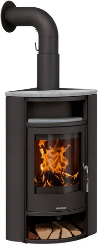 Oranier Kaminofen Polar Eck 6,5 kW - Kaminofen für wandbündige Eckinstallation, aus schwarzem Stahl, mit Warmhaltefach und Ablage für Brennholz, ideal für gemütliche Abende.