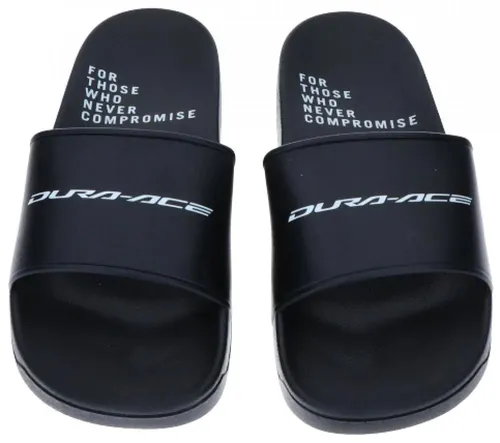 SHIMANO Dura Ace Flip Flops Badelatschen Größe 41 für Radsportler - Die SHIMANO Dura Ace Flip Flops in Größe 41 sind ideale Badelatschen für Radsportler. Perfekt für die Zeit nach dem Training, im Schwimmbad oder in der Freizeit. Mit praktischem Design und festem Sitz für optimalen Komfort.