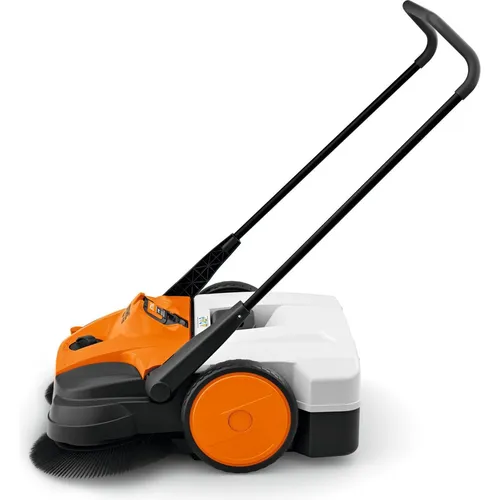 STIHL Akku-Kehrgerät KGA 770 - Effizientes Reinigen für große Flächen - Spielmöbelzubehör mit 8-fach Höhenverstellung, ergonomischem Schubbügel und 50 l Behälter für müheloses Kehren von Rändern und Ecken.
