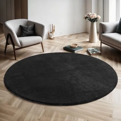 the carpet Relax Moderner Flauschiger Kurzflor Teppich, Rund Schwarz, 160 cm - Stylischer Kurzflor Teppich in eleganter Felloptik, ideal für Wohnzimmer oder Schlafzimmer. Waschbar bis 30 Grad und mit rutschfester Unterseite für sicheren Halt. Verfügbar in verschiedenen Größen.
