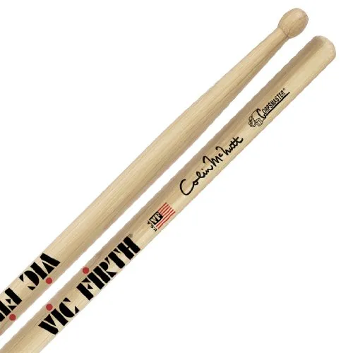 Vic Firth PVF CM Baguette caisse claire Marching Signature Colin Mc Nutt - Hochwertige Drumsticks aus Hickoryholz, getestet von Top-Musikern. Ideal für kraftvolle und präzise Schläge, hergestellt in Newport, Maine, USA.
