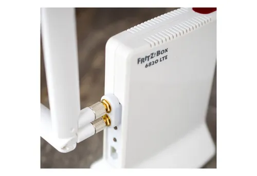 H-Tronic SMA Umbausatz für AVM Fritz!Box 6820 V3 - Funkgeräte - Umbausatz für Fritz!Box 6820 V3 ermöglicht den Anschluss externer Antennen für verbesserte Mobilfunkverbindung. Ideal für stabile 3G/4G-Nutzung zu Hause oder unterwegs.