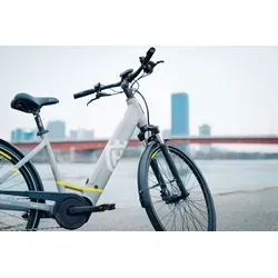 Husqvarna Towner 2 Wave E-Bike 28" - E-City Bike mit 9 Gängen und hydraulischen Scheibenbremsen, ideal für Senioren. Maximale Reichweite bis 120 km, ausgestattet mit Vollfederung und vielseitigen Extras für Fahrkomfort.