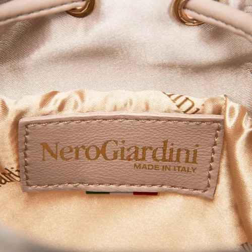 Nero Giardini Bucket Bag aus Kunstleder - Elegante Bucket Bag von Nero Giardini mit zeitlosem Design und hochwertiger Verarbeitung. Das edle Satin-Finish und das dekorative Netzmuster machen diese Handtasche zum perfekten Accessoire für jeden Anlass.