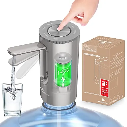 KitchenBoss Wasserflaschen Pumpe - Tragbarer Elektrischer Wasserspender - Kühler & Wasserspender für Trinkwasser, ausgezeichnet mit dem iF Design Award 2022, bietet eine einfache Ein-Tasten-Bedienung und hohe Kompatibilität für 1-5 Gallonen Flaschen.