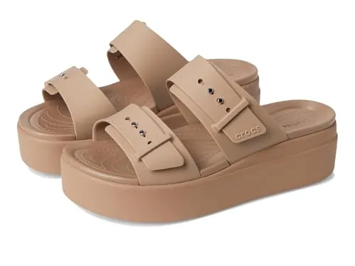 Crocs Damen Brooklyn Buckle Low Wedge Sandal – Latte, 39/40 EU - Wanderschuhe mit bequemem EVA-Obermaterial und modischem Design, ideal für lange Spaziergänge und Freizeit.