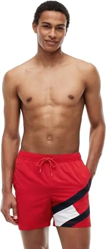 Tommy Hilfiger Herren Badeshorts Medium Drawstring – Rot (Primary Red) - Badeshorts für Herren, aus 100% recyceltem Material, mit elastischem Tunnelzug für optimalen Sitz und ikonischem Tommy Hilfiger Design.