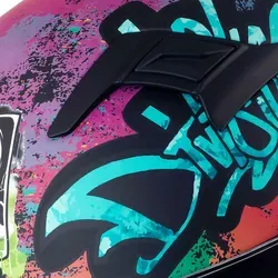 Broken Head Integralhelm InYourFace Schwarz + Gold - Sicherer und leichter Integralhelm mit auffälligem Graffiti-Design. Hergestellt aus hochwertigem Fiberglas, bietet er bis zu sieben Jahre Schutz und erfüllt die ECE 22.05-Norm für deinen Fahrspaß.