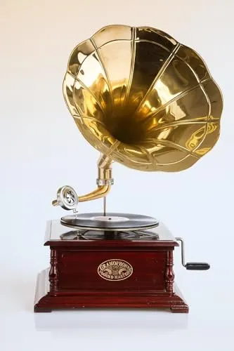 Trichter Grammophon „His Masters Voice“ – Vintage Musikgerät der 20er Jahre - Entdecken Sie das nostalgische Trichter Grammophon mit kunstvollem Holzgehäuse und poliertem Messingtrichter. Handkurbelbetrieb für warmen Klang – ein einzigartiges Deko-Highlight für jeden Raum.