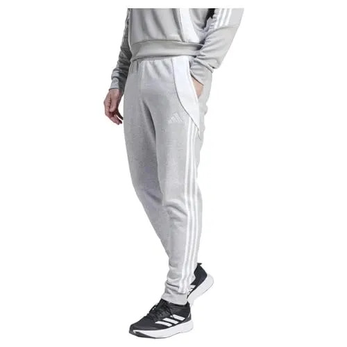 Adidas TIRO 24 JOGGINGHOSE - grau - Trainingshose aus weichem Material mit flauschiger Innenseite, ideal zum Entspannen nach dem Sport. Rippbündchen und Reißverschlusstaschen sorgen für Komfort und Sicherheit.