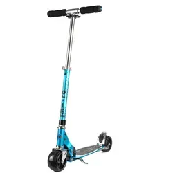 Micro Scooter Rocket Sky Blue - Faltroller für Kinder - Der Micro Rocket Sky Blue ist ein stabiler Faltroller mit extra breiten Rädern für sicheren Fahrspaß. Ideal für kurze Strecken in der Stadt, geeignet für Kinder ab 6 Jahren und bis 100 kg belastbar.