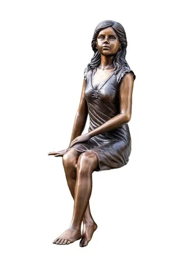 Bronzefigur sitzende Frau - Kunstvolle Deko für Haus und Garten - Gartenfiguren & Verzierungen - Handgefertigte, wetterfeste Bronze-Skulptur, die Frost und Witterung trotzt. Ideal für kreative Akzente im Außenbereich.