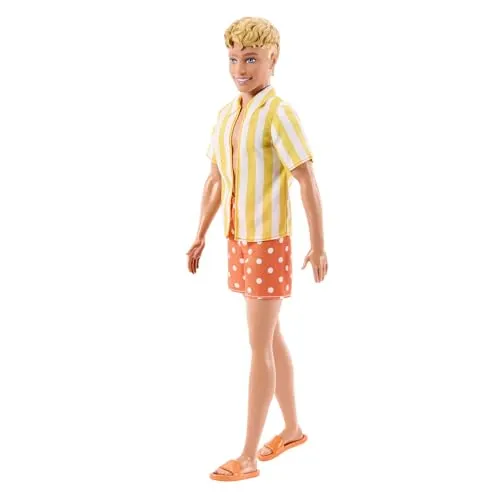 Barbie Fashionistas Style Ken-Puppe Nr. 252 mit blonden Haaren, orange und gelb gepunkteten Surf-Shorts, einem gelb-weiß gestreiften Shirt und orangefarbenen Schuhen, JJN66
