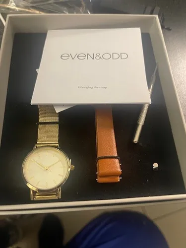 Even & Odd Damen Uhr Set mit Wechselband in Gold und Braun - Elegantes Uhr Set für Damen mit analogem Uhrwerk. Das stilvolle Design und das hochwertige Armband aus Edelstahl und Kunstleder machen diese Uhr zum perfekten Accessoire für jeden Anlass.
