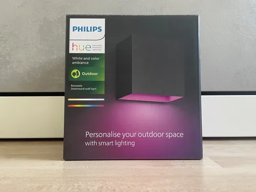 Philips Hue Resonate WACA Wandlampe Schwarz 1x8W - Outdoor Wandlampe mit 16 Millionen Farben, anpassbarem Lichtstrahl und IP44 Schutz. Ideal für Eingangsbereiche und zur Schaffung von stimmungsvollem Ambiente.