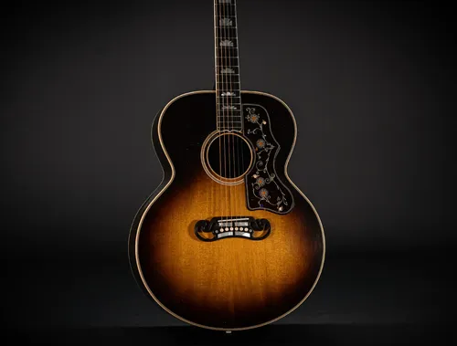 Gibson SJ-200 Pre-War Murphy Lab Light Aged CSJB20PWFVSLA - Vintage-Gitarre - Erleben Sie den einzigartigen Klang und das zeitlose Design der Gibson SJ-200 Pre-War. Ideal für Liebhaber authentischer Klänge und perfektes Spielverhalten, gefertigt im renommierten Custom Shop.