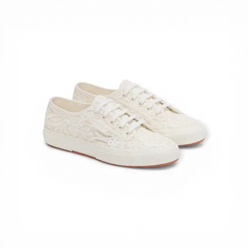 Superga Sneaker Pizzo Macrame 2750 weiß Damen, Größe Euro (US): 38 (7,5) - Elegante Sneaker aus Makramee-Spitze, ideal für besondere Anlässe. Kombinierbar mit Röcken, Kleidern und Denim. Die vulkanisierte Naturkautschuksohle sorgt für Komfort und Langlebigkeit.