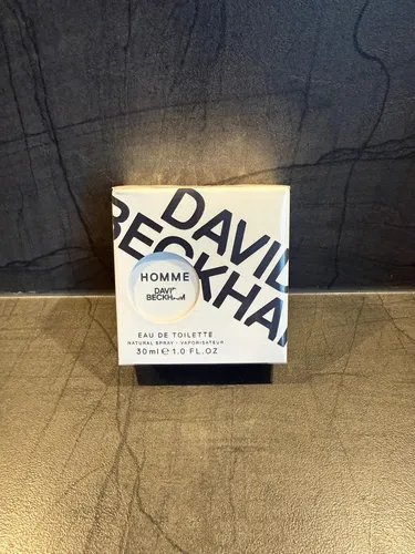 David Beckham RETRO Homme Eau de Toilette 30ml Spray - Eleganter Duft für Herren mit holzig-würzigen Noten. Ideal für jeden Anlass, bringt Stil und Selbstbewusstsein in Ihr Auftreten. Genießen Sie den frischen 30ml Spray!