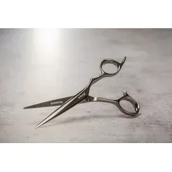 e-kwip+ ASE ASEROCKSTAR 60 Haarschere 6,0 Zoll - Limited Edition Haarschere im Special Ergo-Flow Design für optimale Schnittleistung. Hergestellt aus Premium-Japanstahl VG10 mit einzigartigem Gun-Metal Coating. 3 Jahre Garantie & gratis Schleifservice.