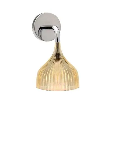 Kartell È Wandleuchte in Gelb - Moderne Wandleuchte von Ferruccio Laviani, aus robustem Polycarbonat, ideal für stilvolle Akzente in Wohnräumen. Kompakt mit 13.5 x 24 cm, energieeffizient dank E14 5W LED.