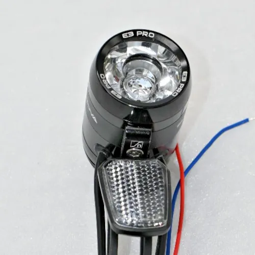 SUPERNOVA E3 Pro 2 Terraflux 2 Schwarz LED Fahrradlampe - Hochwertige Fahrradbeleuchtung mit 1 LED und integriertem Dynamo für zuverlässige Sichtbarkeit. Ideal für Trekkingräder und sicheres Fahren bei Dunkelheit.