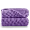RESTILO Kuscheldecke 70x150 cm violett Decke Microfaser Wohndecke Tagesdecke Fleece weich sanft kuschelig skandinavischer Stil lila Henry