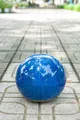 Handgefertigte Keramik Gartenkugel Royal Blau 20x18cm, frost- und UV-beständig