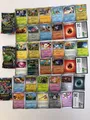 Pokémon-Sammelkartenspiel: Boosterpack-Display-Box Karmesin & Purpur – Maskerade
