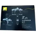 Nikon Z fc Vlogger Kit, 20,9 MP, 5568 x 3712 Pixel, CMOS, 4K Ultra HD, Touchscreen, Schwarz, Silber - Schwarz/Silber