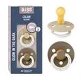BIBS Colour Glow Schnuller 2er-Pack, BPA-frei. Leuchtet im Dunkeln, Kirschform Nippel. Naturkautschuk/Latex, Hergestellt in Dänemark. Größe 2 | 6+ Monate | 2-Pack, Vanilla NIGHT/Dark Oak NIGHT