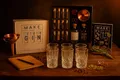 Make Your Gin Geschenkset weiß Geschenkbox Gin zum Selbermachen - 11 Botanicals - Kopi Luwak von freilebenden Tieren + Bar Trichter + Anleitung mit Rezept + 6er Set Longdrinkglas