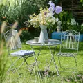 BUTLERS Gartenmöbel Set 3-TLG. Eisen -Terrace Hill-2 Gartenstühle klapbar mit Klapptisch | Wetterfeste Balkonmöbel im Romantik-Stil | Outdoor Möbel für 2 Personen