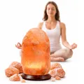 HAF Rosa Salzlampe aus echtem Kristallsalz | 7-9 kg Salzkristalllampe in Naturform | Salzsteinlampe auf Holzsockel aus der Salt Range Punjab | Dekorative Nachttischlampe für Wellness & Meditation