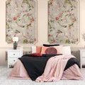 Elegante Vliestapete mit Wandkassettierung und buntem Blumenmotiv im Hintergrund