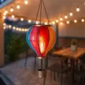 LED Solar Heißluftballon mit Flammeneffekt Beleuchtung | Laterne mit 12 warm-weißen Licher | Solarleuchte zum Aufhängen | inkl. Metallkette | ca... - Bunt