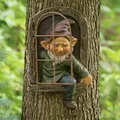 Elf Out The Door Baumhugger - Lustige Gartenzwerg Figur für Innen & Außen