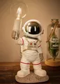 BRUBAKER Nachttischlampe Astronauten Tischlampe - 40 cm Weltraum Nachttischlampe, mit E27 Fassung und USB-C Stecker, ohne Leuchtmittel, Handbemalte Raumfahrt Dekofigur Statue - Weiß